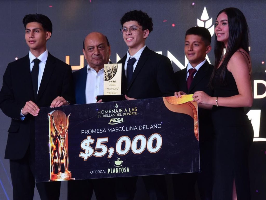 Christopher Astorga recibió el galardón como Promesa Masculina del Año por sus logros en taekwondo a nivel mundial.