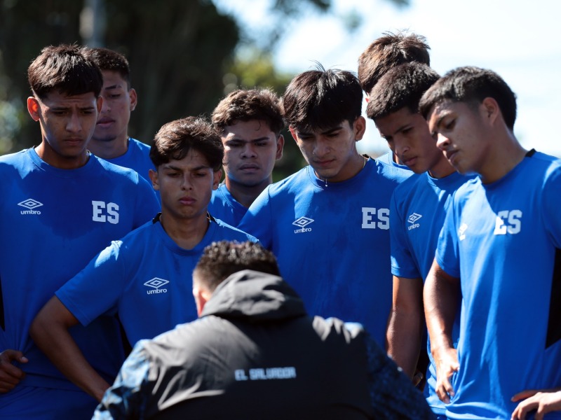 Los jugadores Sub 20 atienden las indicaciones del cuerpo técnico. / Foto cortesía FESFUT