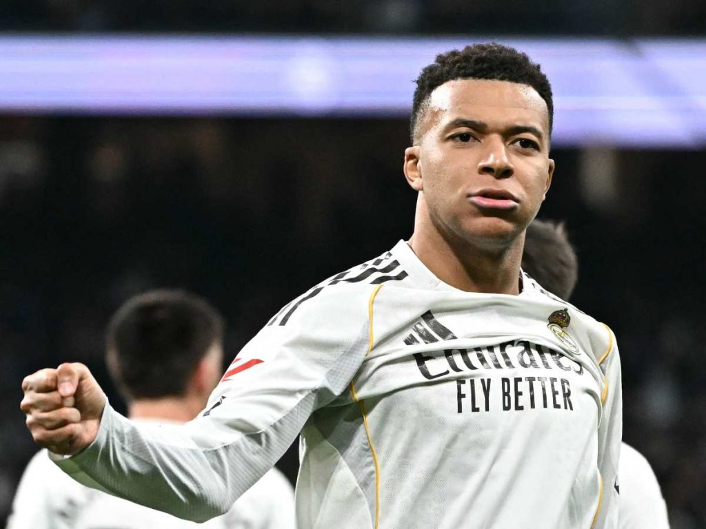 El Santiago Bernabéu expresó su malestar con silbidos y pañuelos blancos durante el partido ante el Levante, marcado por el debut liguero de Álvaro Arbeloa como técnico del Real Madrid. Foto/ AFP