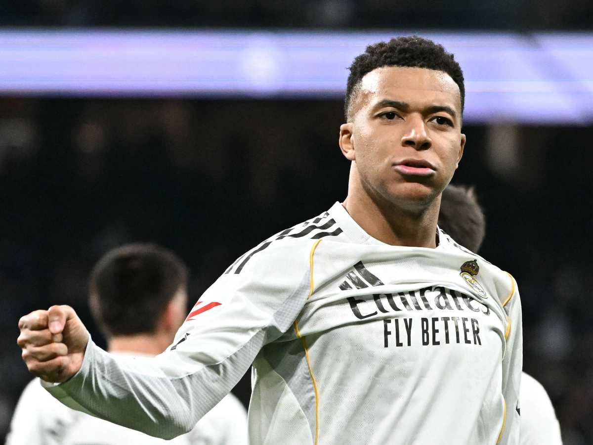 El Santiago Bernabéu expresó su malestar con silbidos y pañuelos blancos durante el partido ante el Levante, marcado por el debut liguero de Álvaro Arbeloa como técnico del Real Madrid. Foto/ AFP