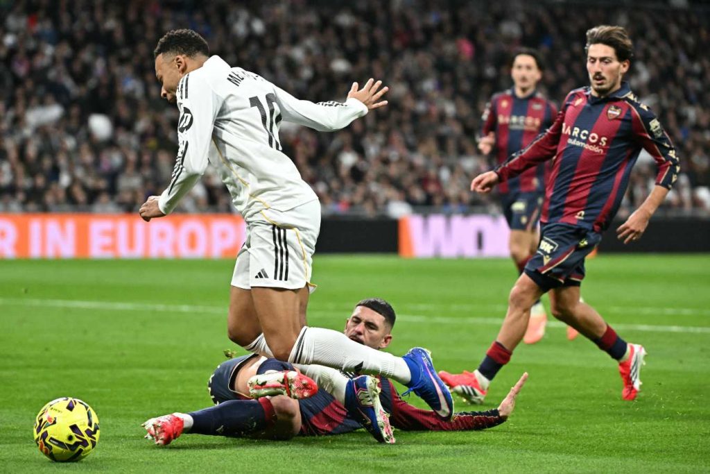 El Real Madrid superó 2-0 al Levante UD en el Santiago Bernabéu.