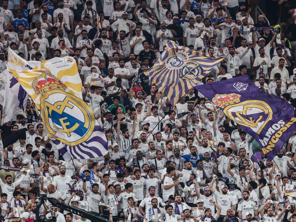 Los aficionados del Real Madrid animan a su equipo durante el partido final de la Supercopa de España entre el FC Barcelona y el Real Madrid en el estadio Rey Abdullah, en Yeda, el 11 de enero de 2026. Fotografía/ AFP