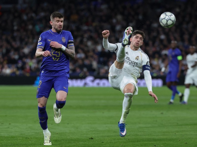 Vanderson, del Mónaco, no puede con el despeje del uruguayo Federico Valverde, del Real Madrid, durante el duelo en Champions. / Foto AFP