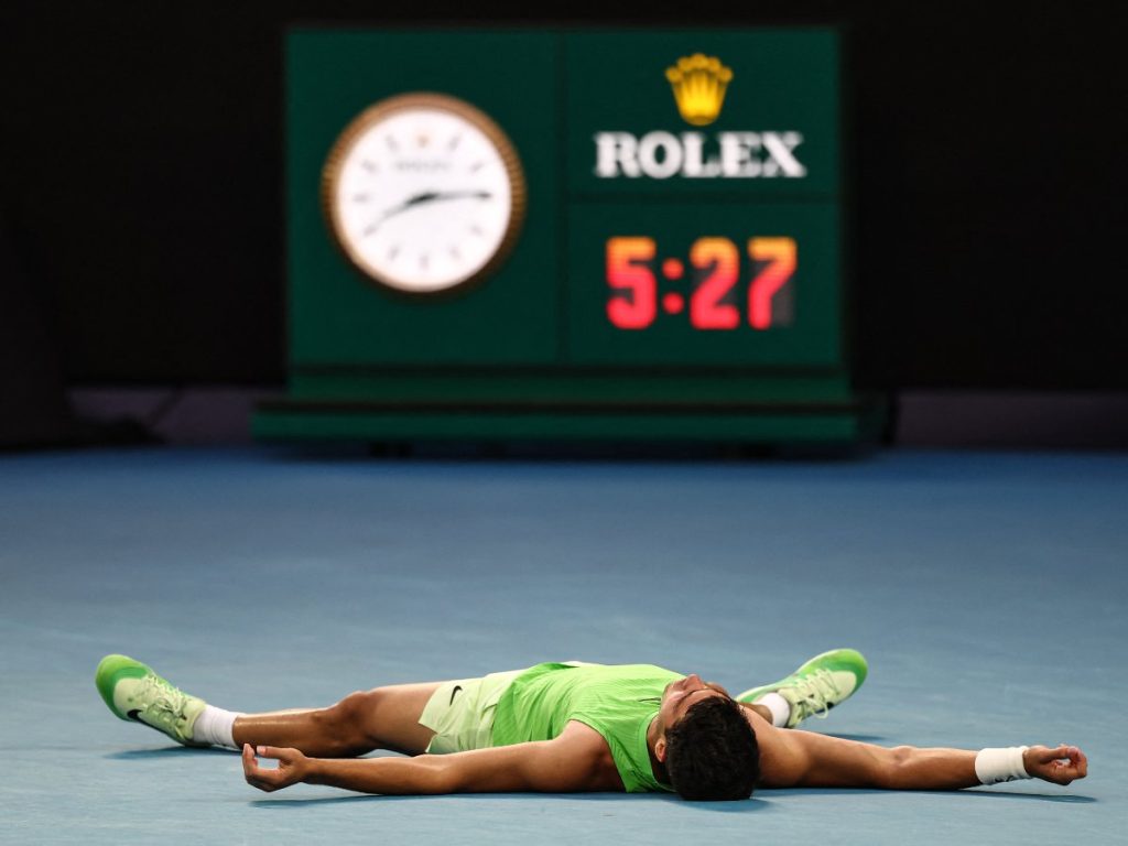 El español Carlos Alcaraz celebra la victoria sobre el alemán Alexander Zverev después de su partido de semifinales individuales masculino en el día trece del torneo de tenis Abierto de Australia en Melbourne el 30 de enero de 2026. Foto AFP