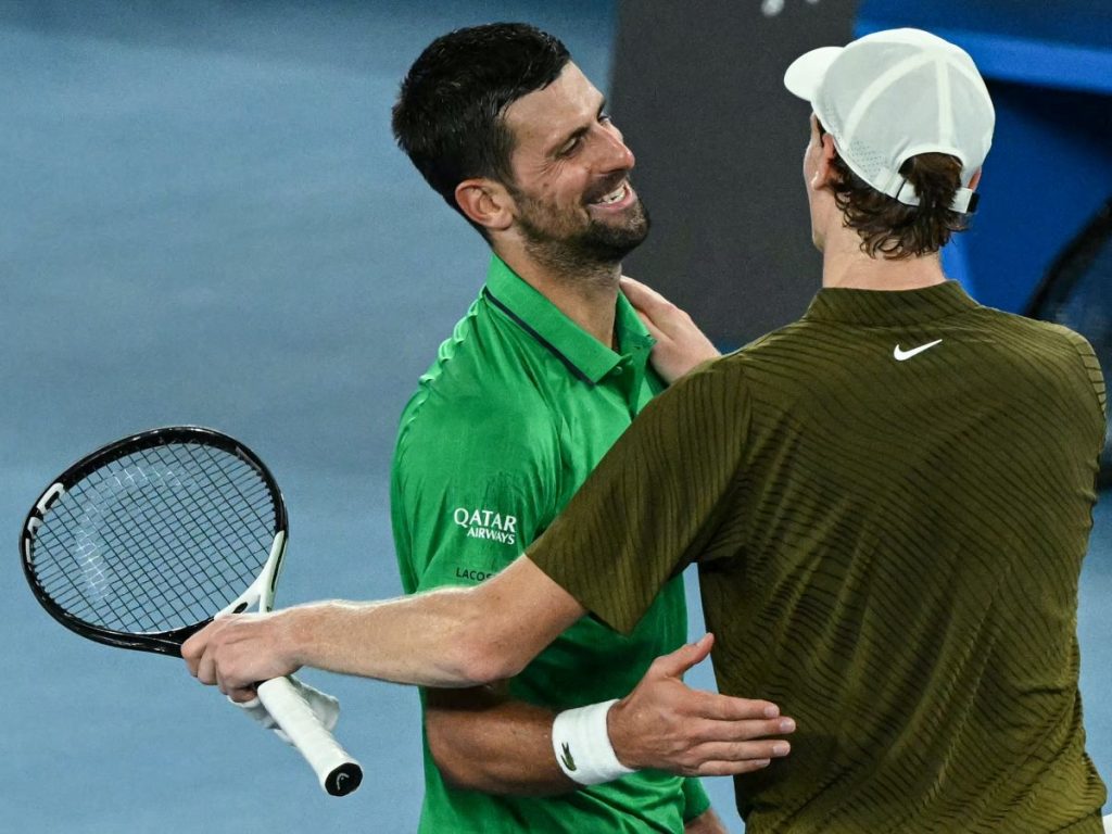 El serbio Novak Djokovic saluda al italiano Jannik Sinner después de ganar su partido de semifinales individuales masculino en el día trece del torneo de tenis Abierto de Australia en Melbourne el 31 de enero de 2026. Foto AFP
