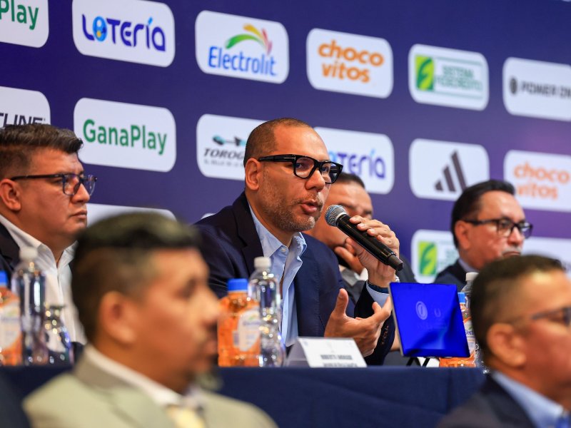 Yamil Bukele, actualmente presidente de INDES y FESFUT, durante conferencia de la Copa Presidente 2026. / Foto vía FESFUT