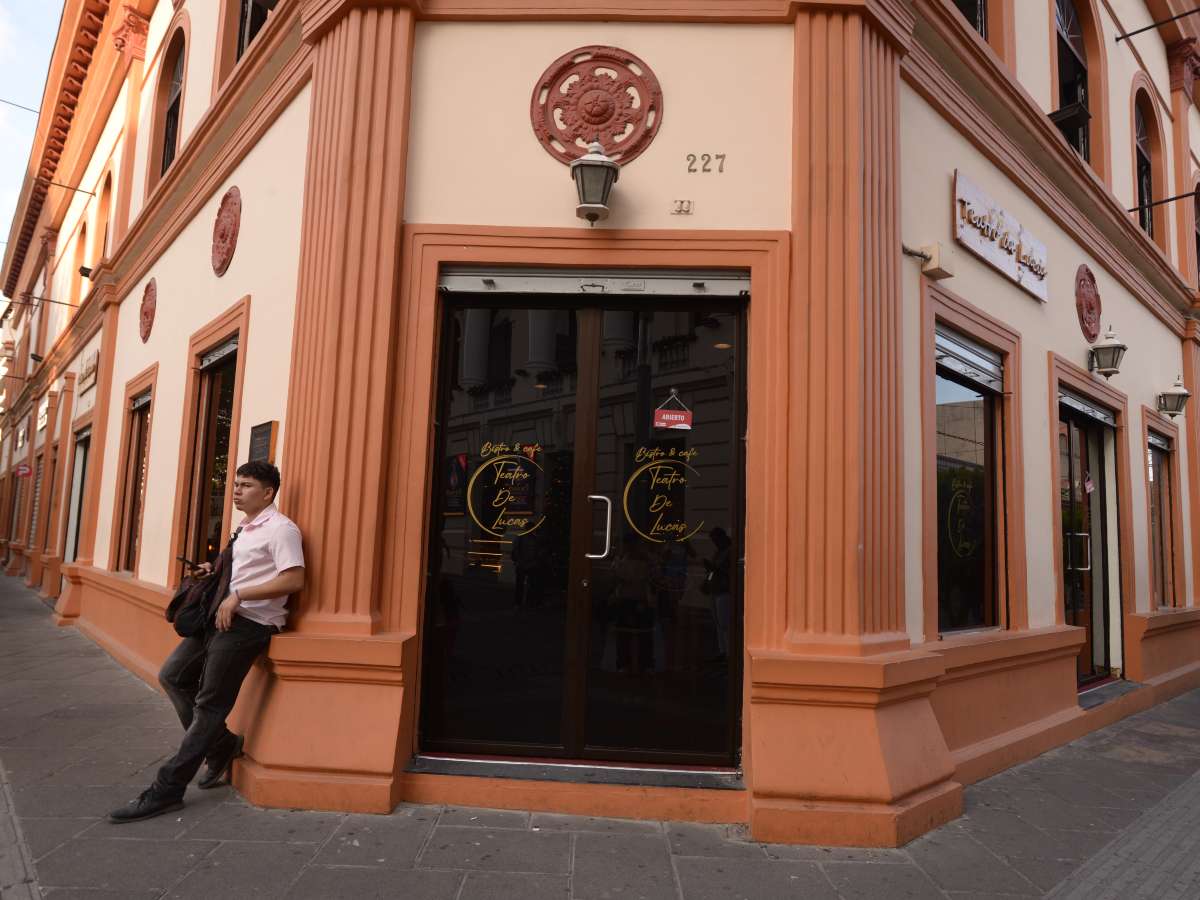 Un café con historia: Teatro de Lucas rinde homenaje al Teatro Nacional con una decoración que mezcla arte, cultura y modernidad.