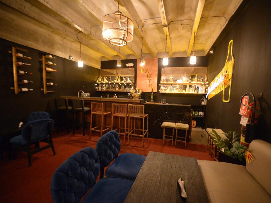 Coctelería con carácter: Desde tragos clásicos hasta creaciones exclusivas, el bar ofrece opciones para todos los gustos.