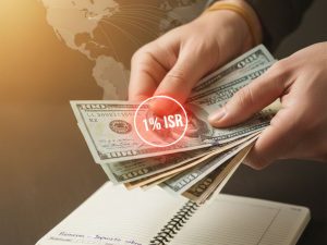 Familias en El Salvador siguen dependiendo del apoyo que llega desde el exterior; el nuevo impuesto podría encarecer ese respaldo si se envía en efectivo.