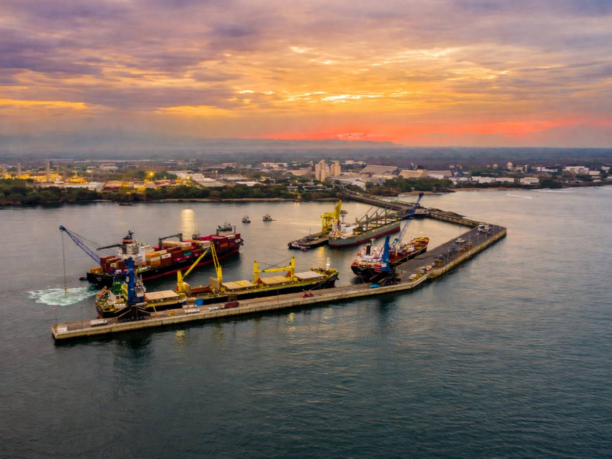 Vista aérea del Puerto de Acajutla al atardecer, punto clave para el comercio exterior salvadoreño y motor de inversión en infraestructura logística.