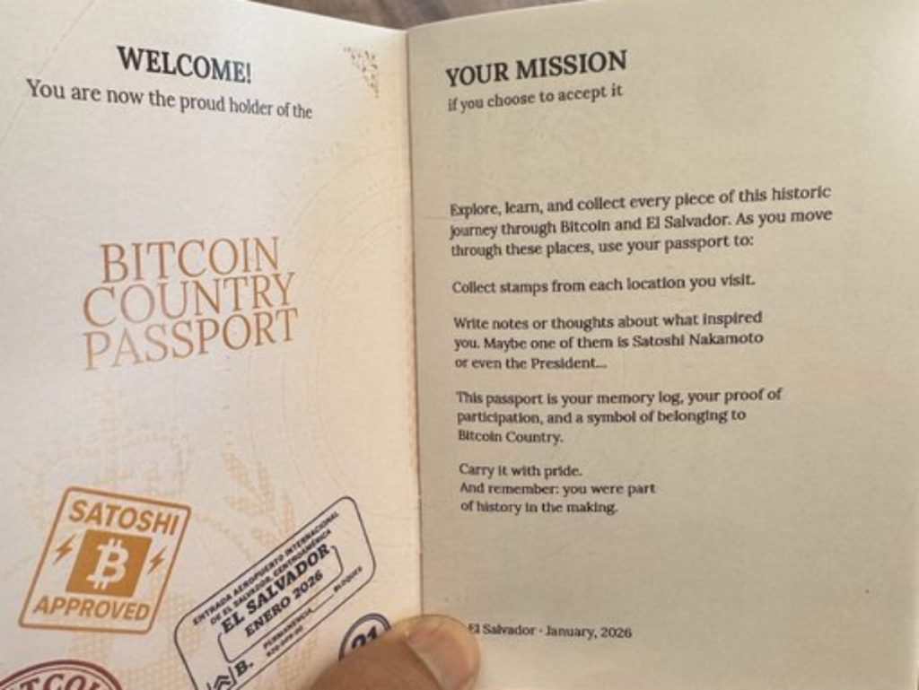 Turistas en El Zonte usando el pasaporte Bitcoin Country para obtener descuentos en comercios que aceptan pagos con criptomonedas.