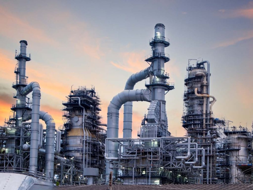 Las acciones de petroleras y refinerías estadounidenses subieron en Wall Street tras los anuncios de EE.UU. sobre el control y la reactivación de la industria petrolera venezolana.