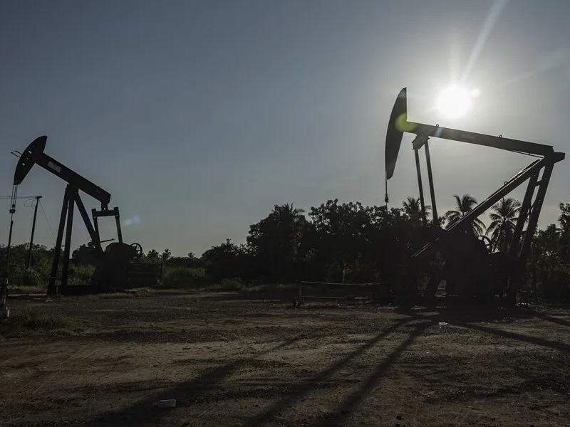 Fotografía de archivo que muestra el bombeo de petróleo en Venezuela.