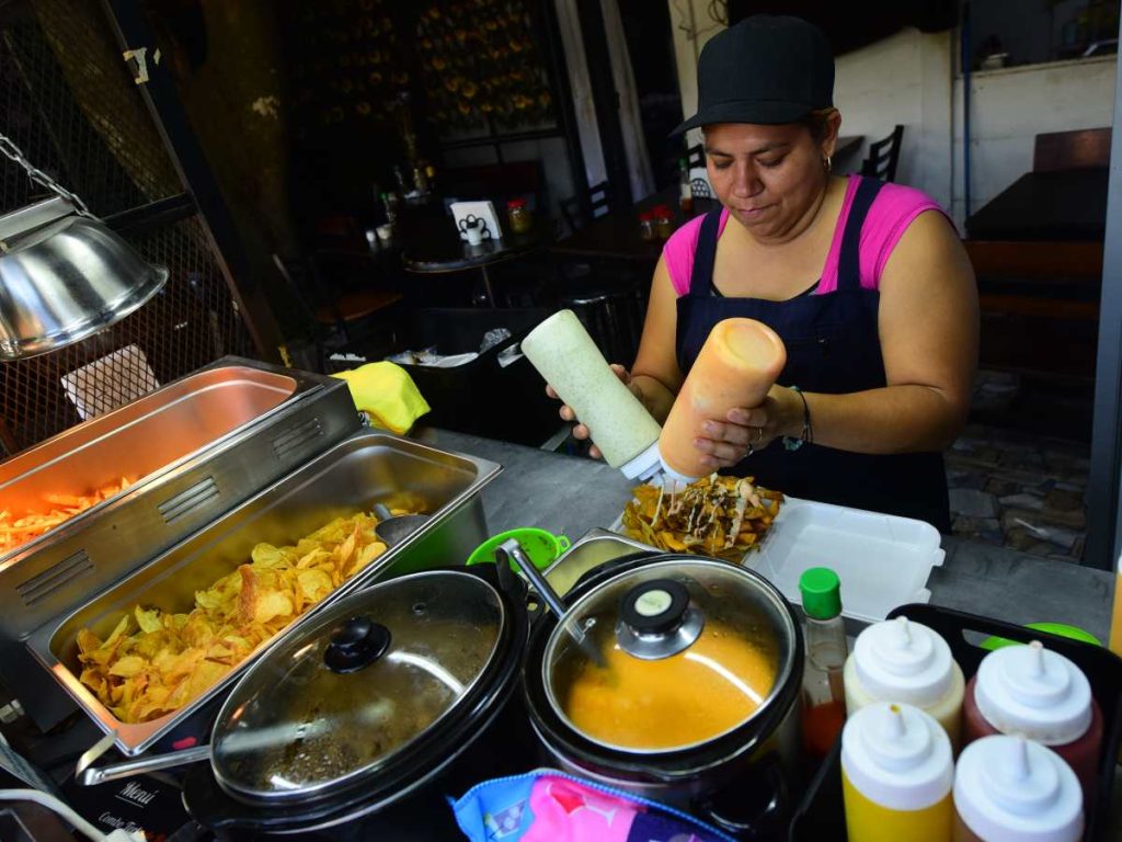 El queso derretido y la carne recién preparada forman parte de la receta que ha conquistado paladares en Santa Tecla.