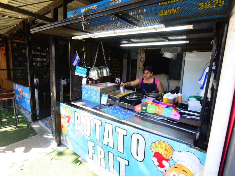 Papas fritas servidas al momento, con carne y queso, una combinación que se ha vuelto favorita del público.