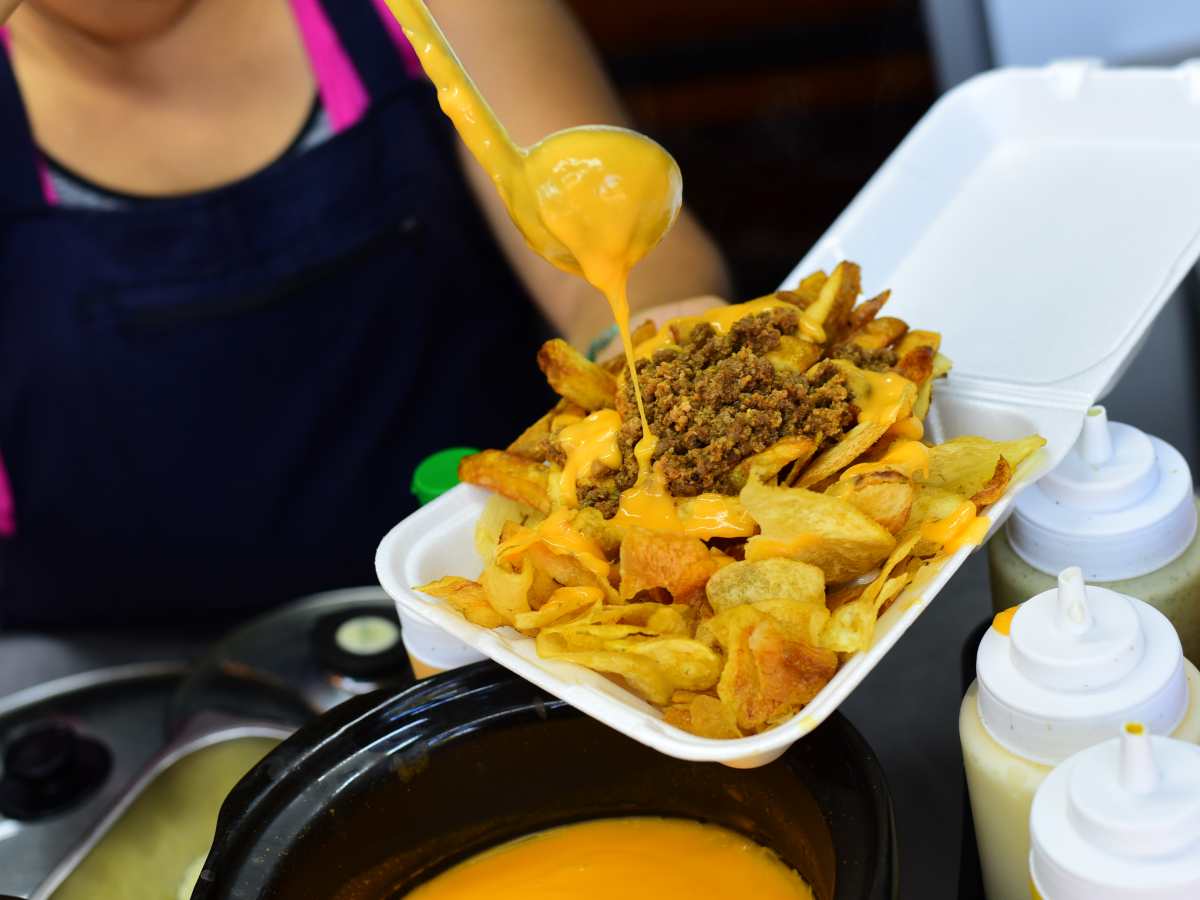Papas fritas con carne y queso preparadas desde cero, una de las opciones más buscadas en Santa Tecla. Foto/ elsalvador.com