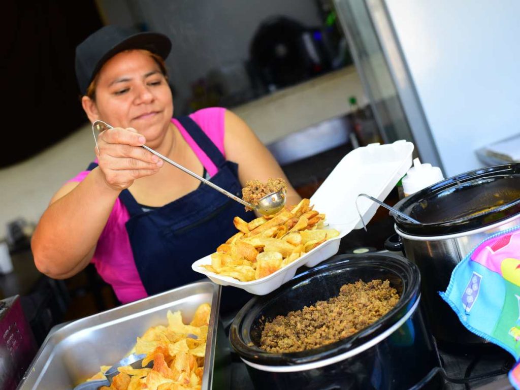 La propuesta de Edith Rodríguez ha logrado atraer a filas constantes de clientes en parques de Santa Tecla.