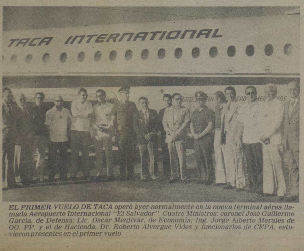 El primer avión comercial estacionado en la pista del Aeropuerto Internacional de El Salvador, marcando el inicio de una nueva etapa en la aviación nacional.