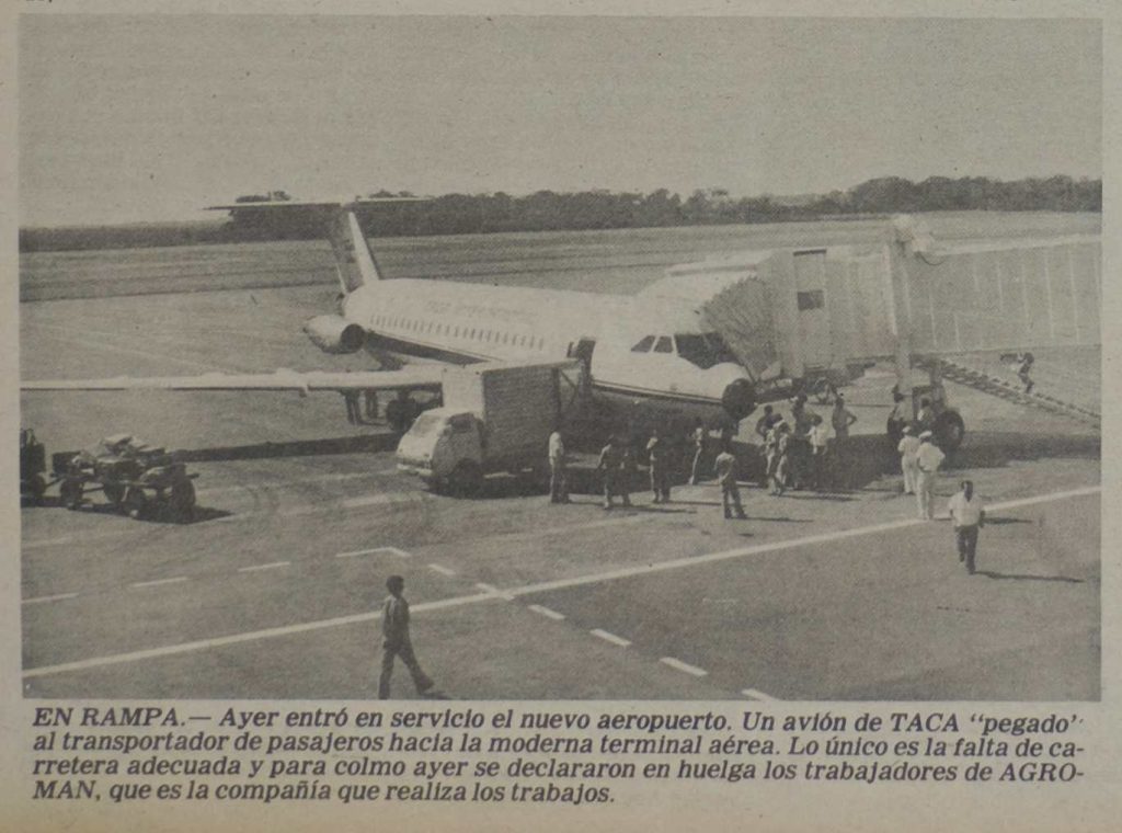 Las modernas salas de espera del nuevo aeropuerto impresionaron a los viajeros por su amplitud y diseño, inusuales para la época.