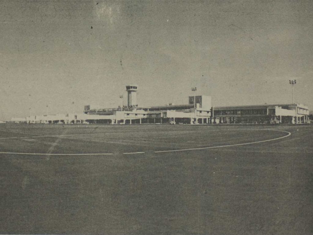 Vista parcial de la terminal aérea en sus primeros años de funcionamiento, cuando Comalapa asumió el rol de principal aeropuerto del país.