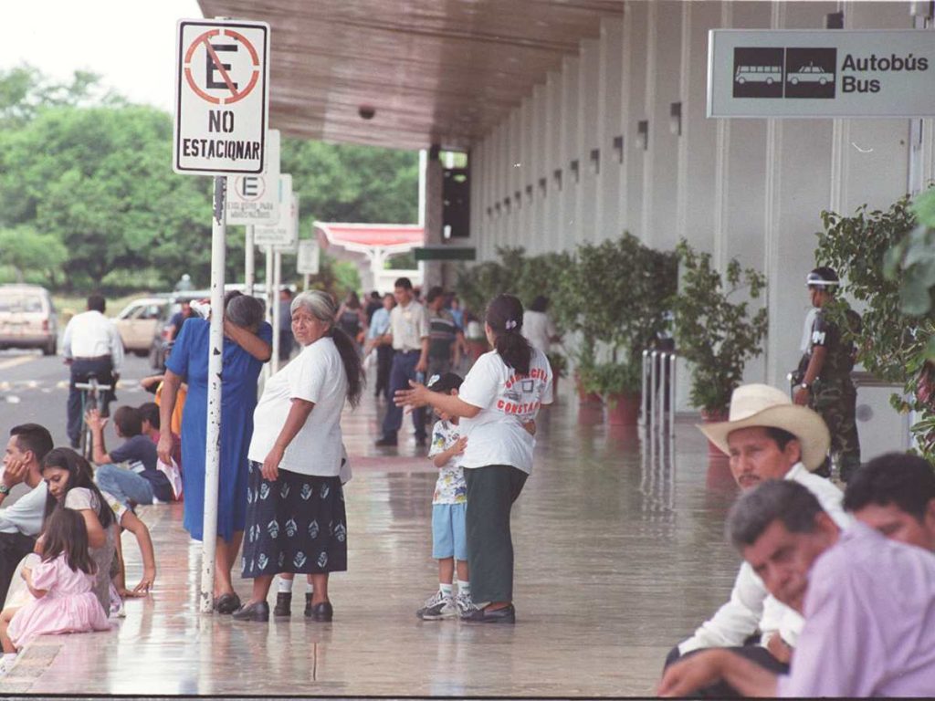 Familias salvadoreñas se despiden de sus parientes en el aeropuerto de Comalapa, cuando viajar en avión era todo un acontecimiento social.