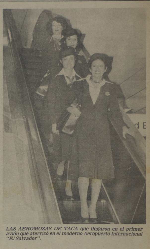 Aeromozas de TACA International descienden del primer vuelo comercial que aterrizó en la nueva terminal durante los primeros días de operación.