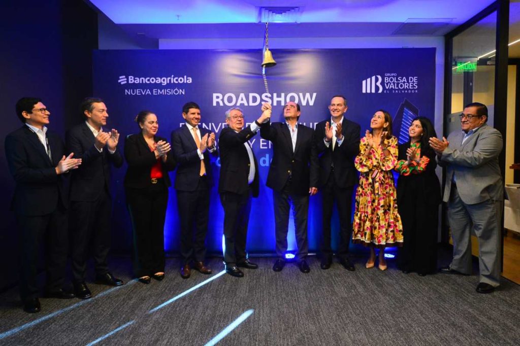 Autoridades realizaron el toque de campana, acto simbólico que oficializó el ingreso del primer Bono Azul de Bancoagrícola a la Bolsa de Valores de El Salvador.