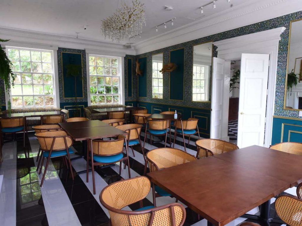 Detalles decorativos, mobiliario antiguo y piezas artísticas fueron integrados para recrear la atmósfera de una mansión clásica salvadoreña.