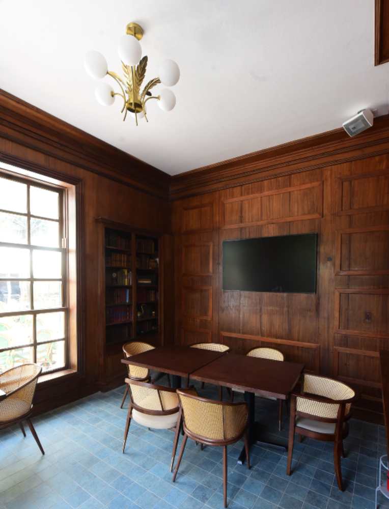 La biblioteca es uno de los espacios más emblemáticos del restaurante, pensada como un punto de encuentro que honra la historia de la casona.