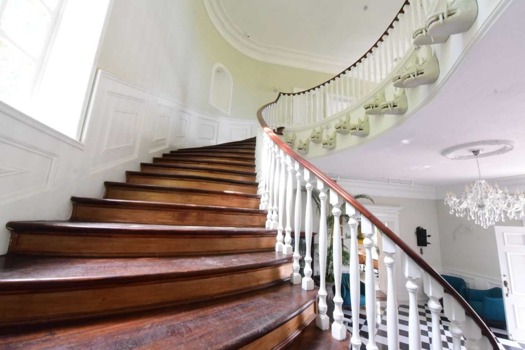 Las gradas originales de la Mansión Guirola fueron restauradas y hoy conectan los distintos niveles del inmueble, manteniendo su estructura histórica.