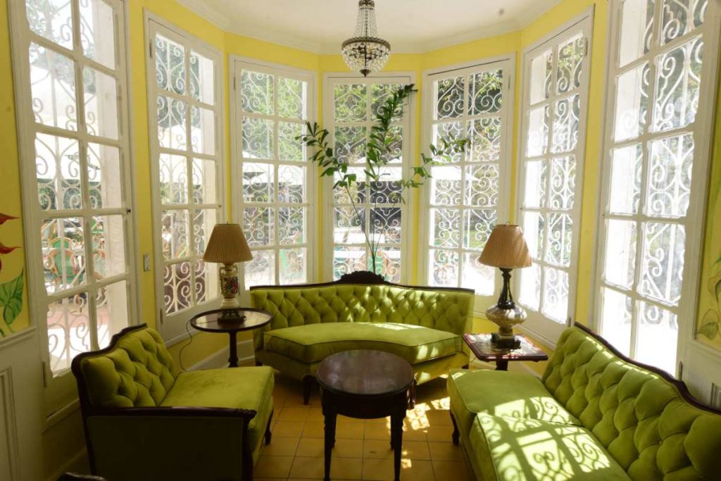 Cada sala del restaurante tiene una ambientación distinta, diseñada para que los visitantes vivan la experiencia de recorrer una antigua residencia.