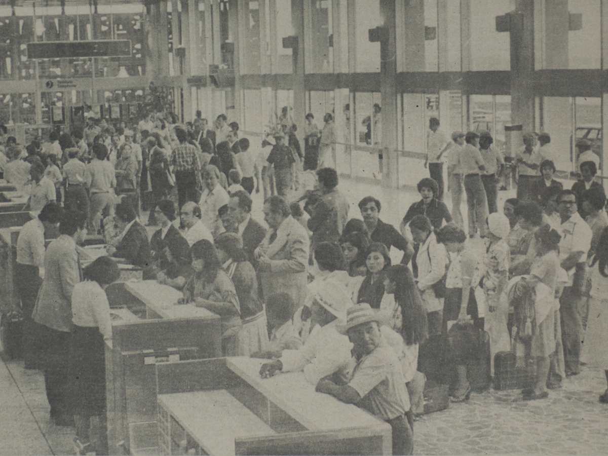 Portada de El Diario de Hoy, del 31 de enero de 1980, anunciando el inicio de operaciones del entonces moderno Aeropuerto Internacional de El Salvador. Foto/ Archivo