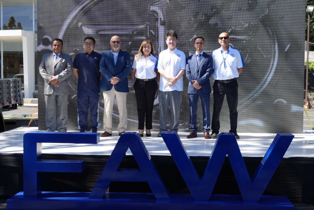 Ejecutivos de Sika Motors durante el lanzamiento oficial de FAW Trucks en El Salvador, marca que llega al país bajo distribución exclusiva del grupo automotriz.