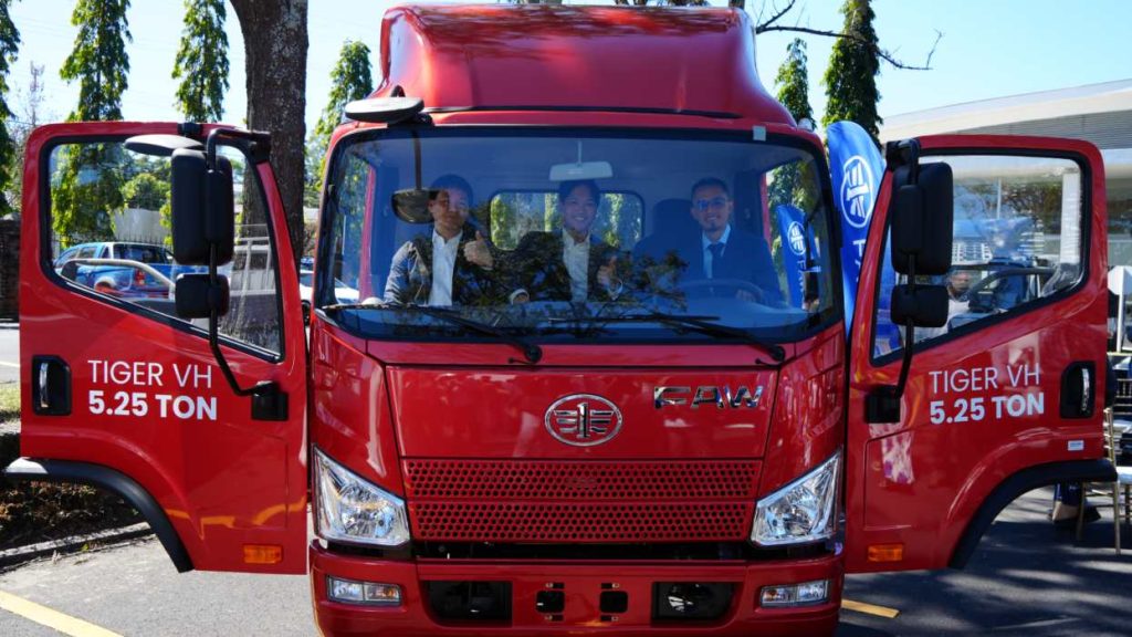 El evento reunió a directivos, colaboradores, representantes de la marca y medios de comunicación, en el marco del inicio de operaciones de Sika Motors en El Salvador.