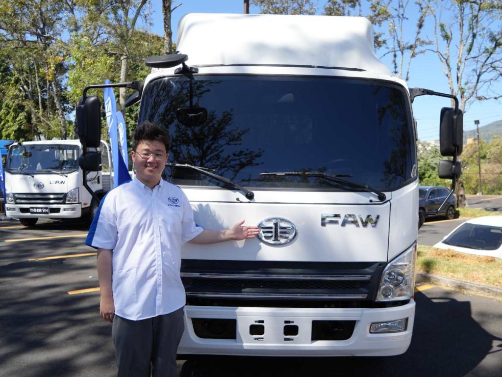 modelos de camiones FAW Trucks exhibidos durante el lanzamiento oficial realizado en San Salvador.