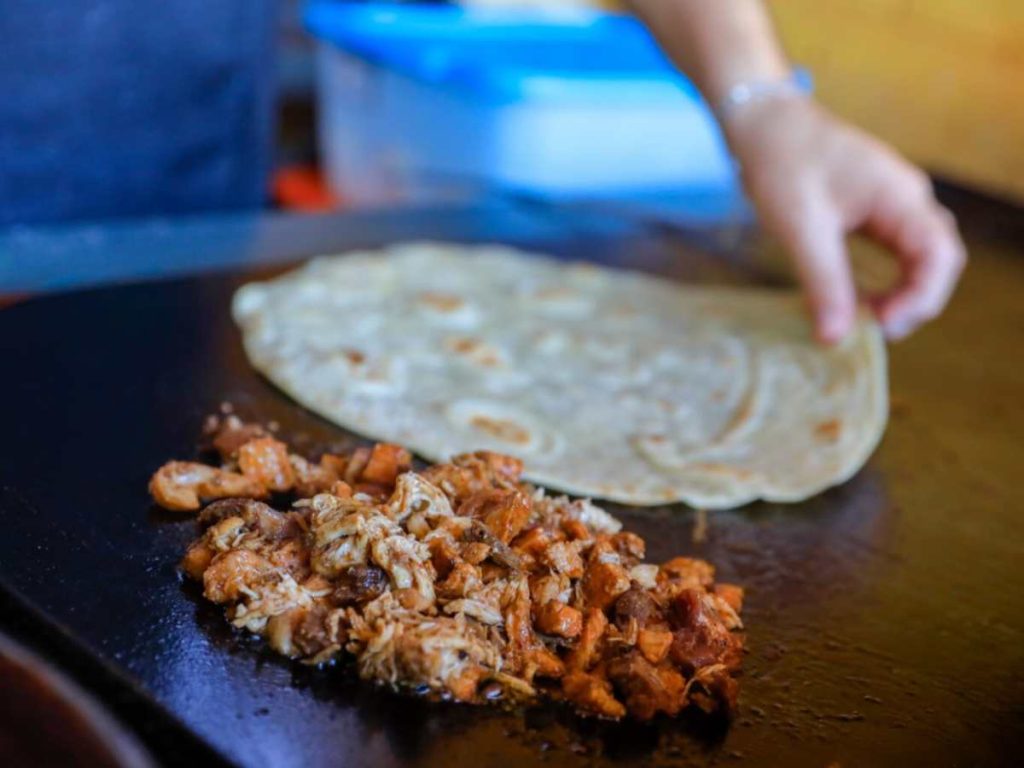 Con capital semilla, Checo’s adquirió equipo industrial para responder a la creciente demanda de clientes.