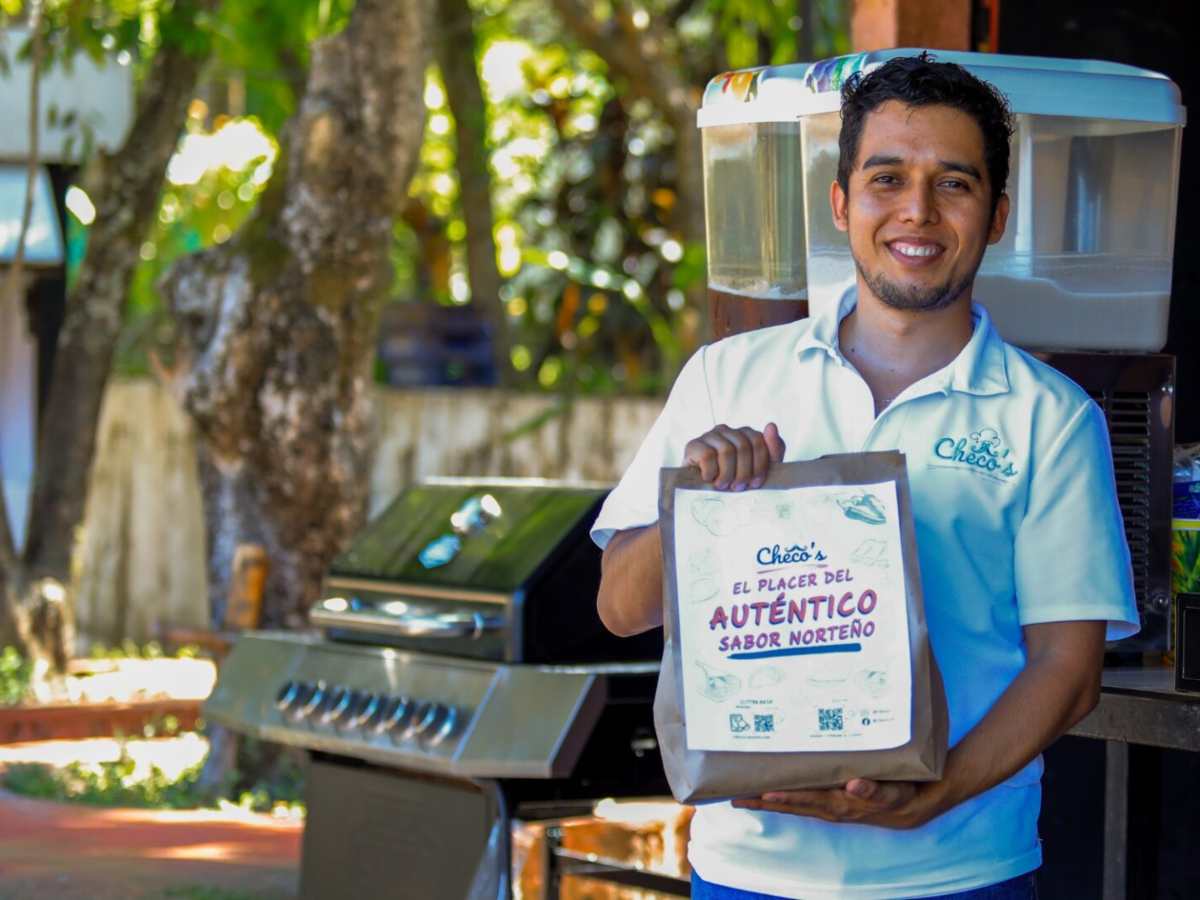 Óscar Ortiz prepara tacos al estilo norteño en su local Checo’s, ubicado en el casco urbano de Arcatao, Chalatenango.