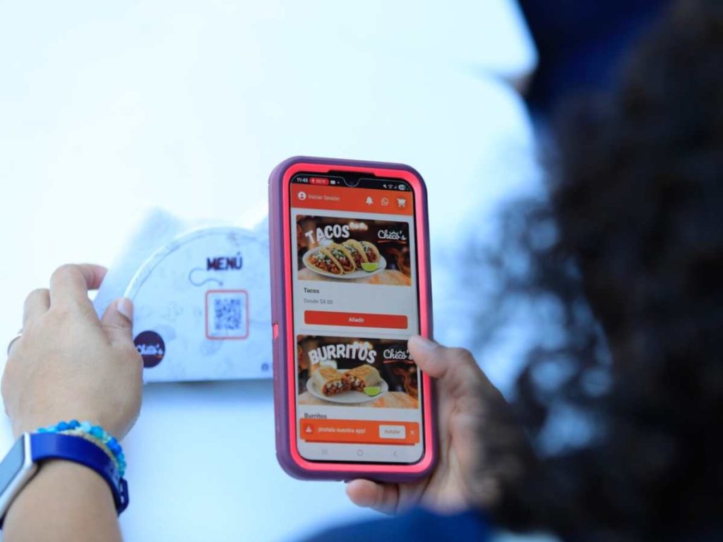 El negocio ahora maneja pedidos y control de caja de forma digital, con tablets y sistema propio.