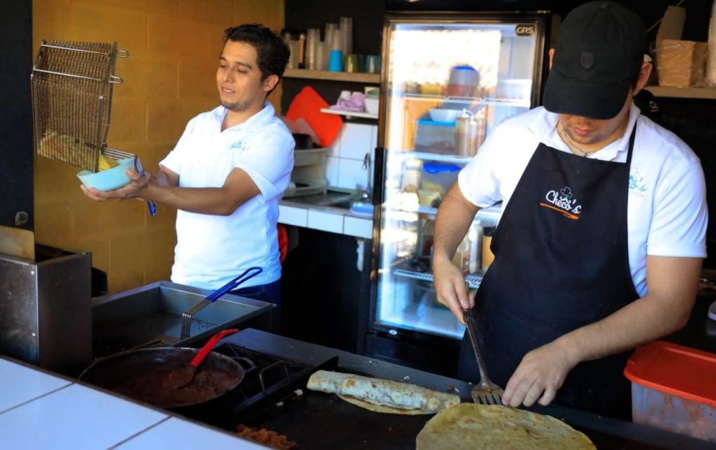 El emprendimiento ya genera empleo para jóvenes locales y planea sumar más personal en los próximos meses.