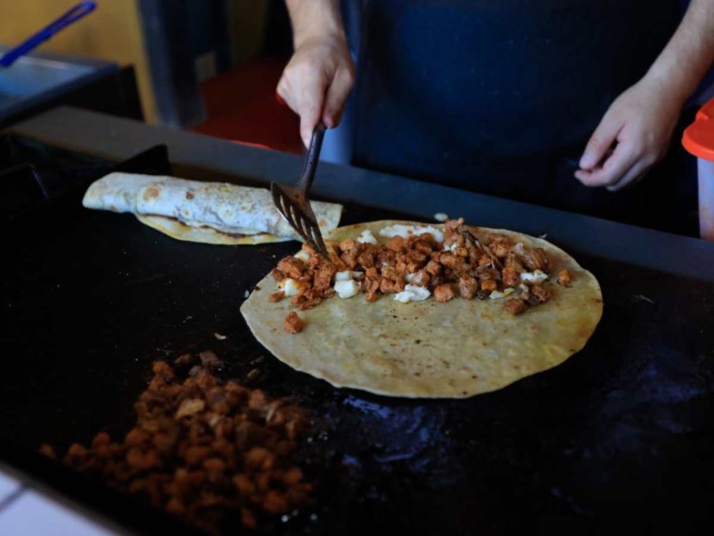 Checo’s comenzó con una plancha pequeña y hoy es uno de los puntos de encuentro más concurridos de la zona.