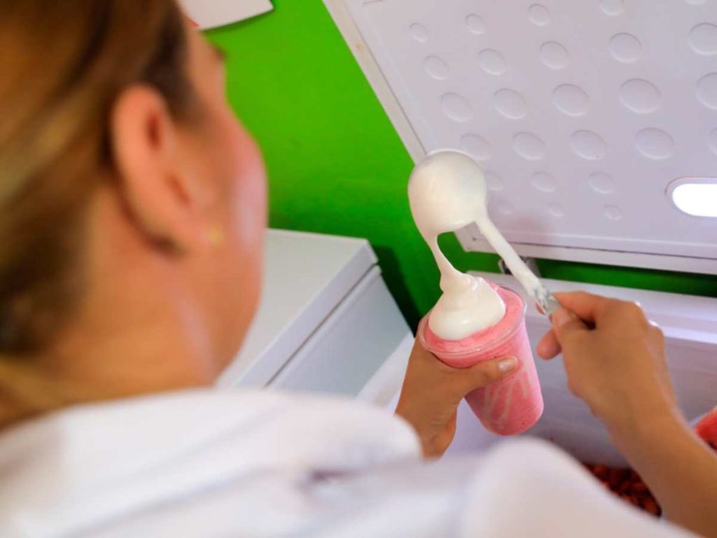 Fresas con crema y otros productos de Pinchos La Bahía, reconocidos por su sabor en la región oriente.