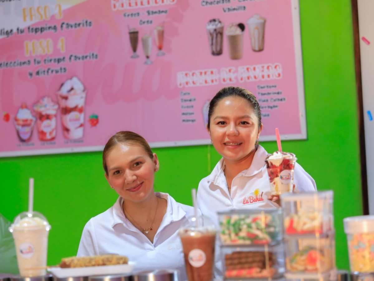 Veralis González contando su experiencia emprendedora con Pinchos La Bahía.