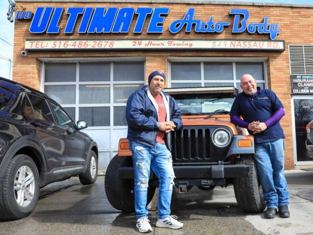 Miguel Blanco, hermano de Willy, es una pieza clave en la operación del taller y apoya principalmente en la parte administrativa del negocio.