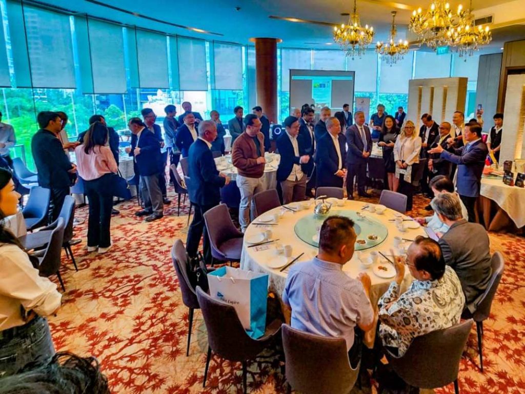 Licores artesanales salvadoreños expuestos durante la jornada de promoción comercial en Singapur.