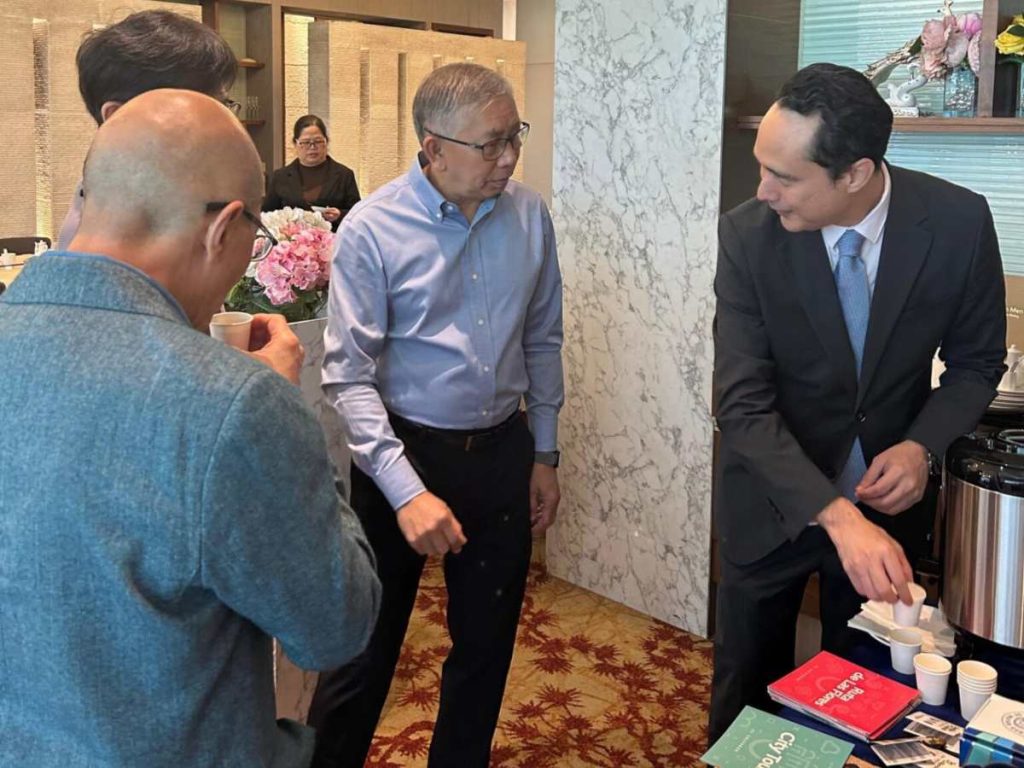 Licores artesanales salvadoreños expuestos durante la jornada de promoción comercial en Singapur.