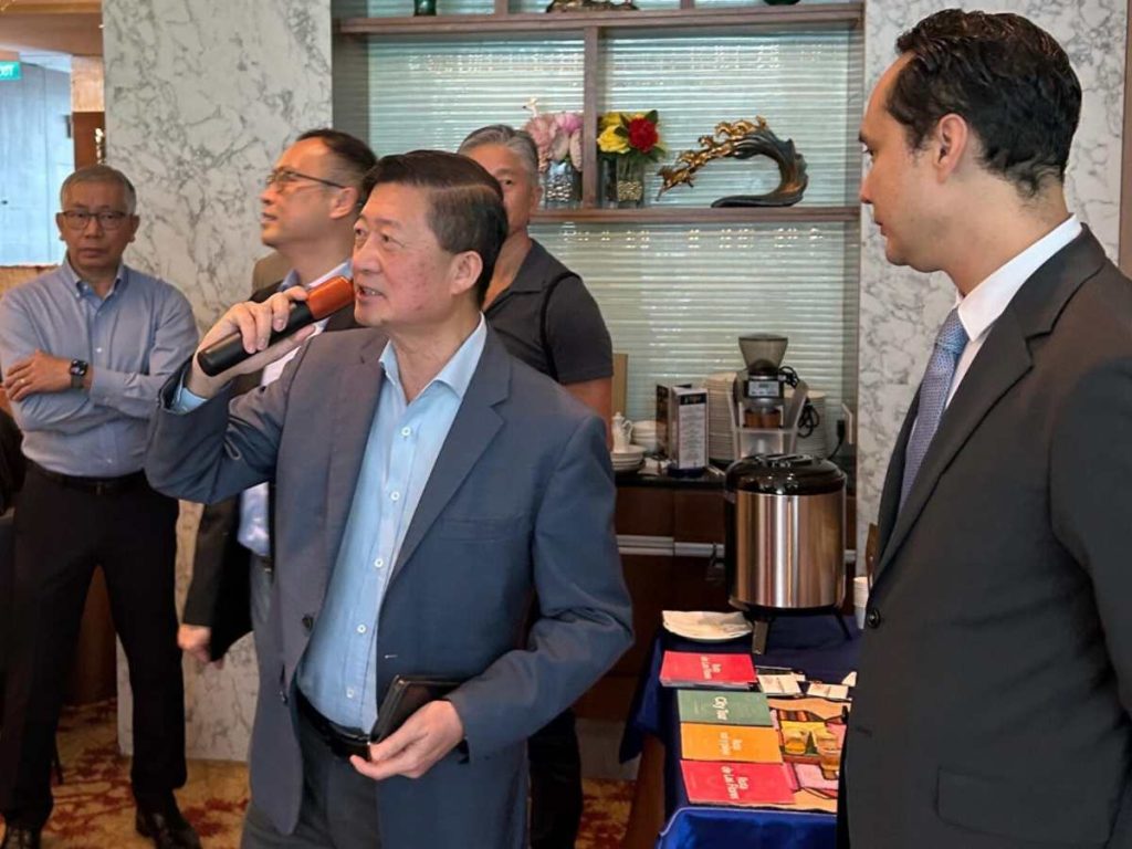 Licores artesanales salvadoreños expuestos durante la jornada de promoción comercial en Singapur.