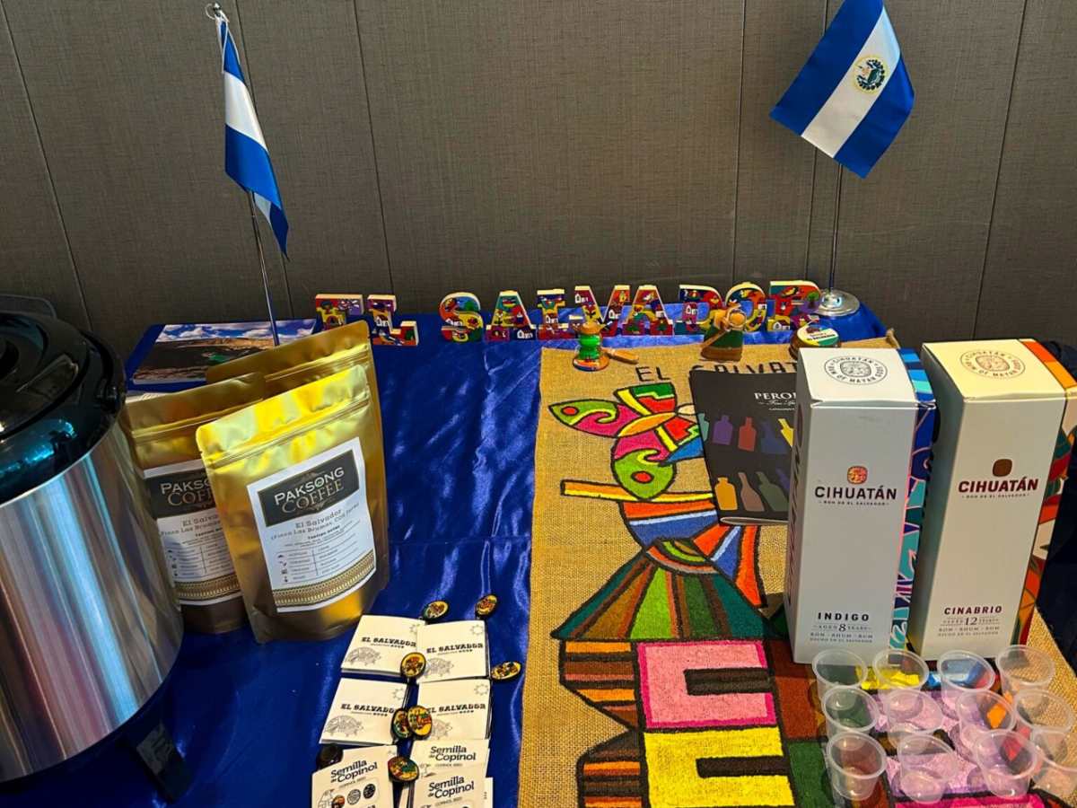 Licores artesanales salvadoreños expuestos durante la jornada de promoción comercial en Singapur.