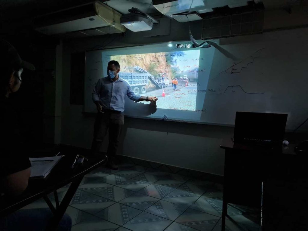 Con ocho años de experiencia como docente y mentor en la UGB, José Ernesto Vargas Chávez contribuye activamente a la formación de nuevas generaciones de ingenieros civiles.