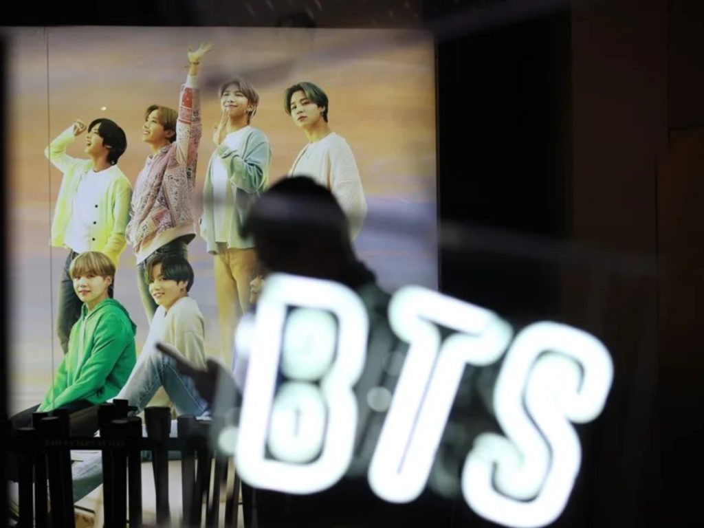 BTS anunció que su próximo álbum se titulará *Arirang*, una referencia a la canción tradicional coreana, marcando su regreso discográfico tras casi cuatro años.
