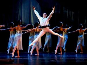 Estudiantes de diferentes edades durante una clase de danza folklórica en la Escuela Nacional de Danza Morena Celarié.
